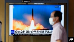 5일 한국 서울역에 설치된 TV에서 북한 탄도미사일 발사 관련 보도가 나오고 있다.