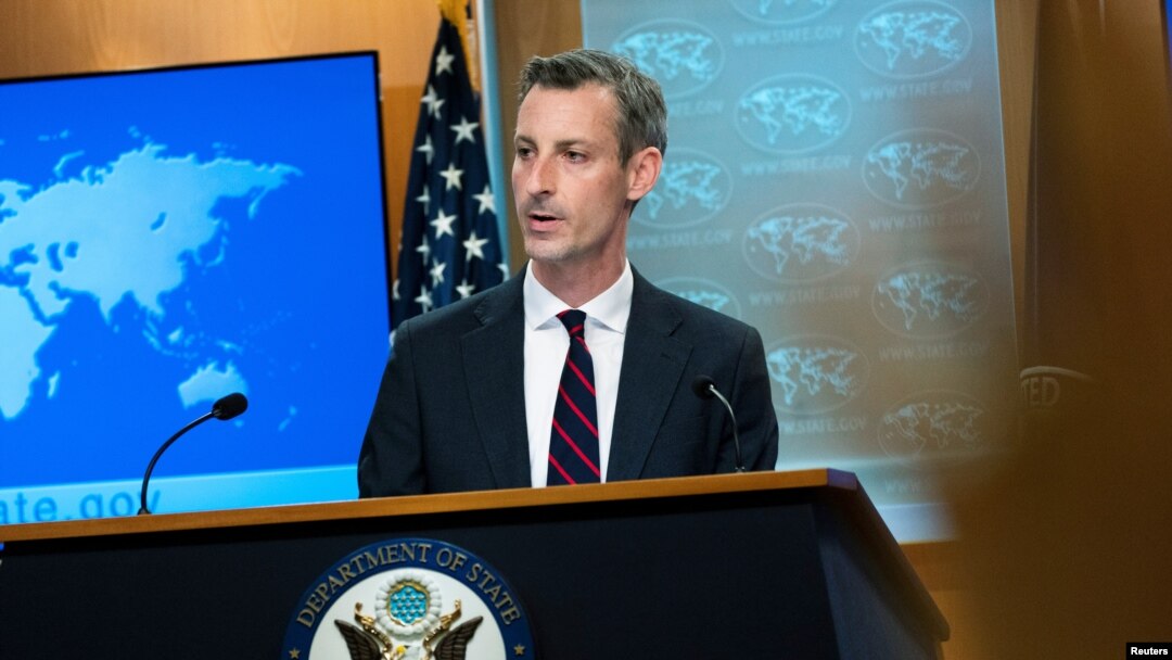 El portavoz del Departamento de Estado de EEUU, Ned Price, responde a los periodistas en una rueda de prensa celebrada el 10 de marzo de 2022.