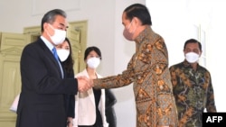 2022年7月11日印度尼西亞總統佐科·維多多(右)在雅加達獨立宮與中國外交部長王毅(左)握手