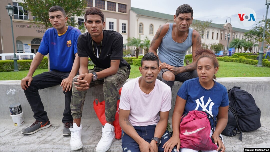 Un grupo de migrantes venezolanos en Costa Rica. Foto Houston Castillo, VOA