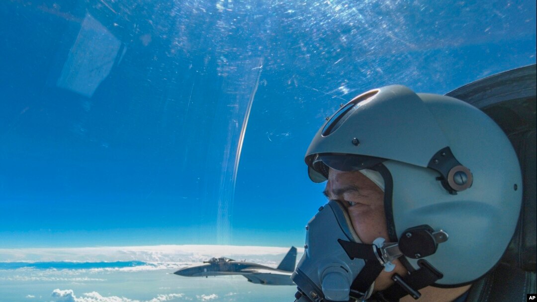 En esta foto publicada por la Agencia de Noticias Xinhua, un piloto de la fuerza aérea china realiza ejercicios de entrenamiento de combate en la isla de Taiwán, el 7 de agosto de 2022.