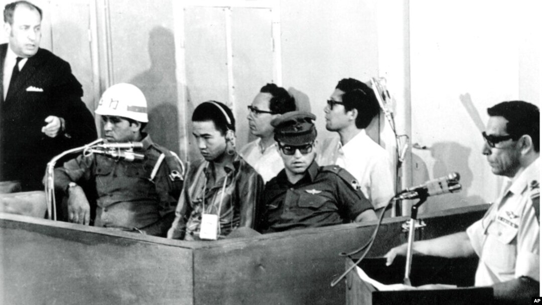 지난 1972년 7월 이스라엘에서 텔아비브 로드 공항 테러 사건 용의자인 일본 적군파 대원 오카모토 코조(가운데)의 재판이 열렸다. 