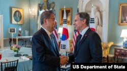 토니 블링컨 미국 국무장관(오른쪽)과 박진 한국 외교장관이 지난해 6월 워싱턴 국무부 청사에서 만나 악수하고 있다.