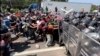Migran nan Tapachula fonse sou Gad Nasyonal kap eseye anpeche yo kite Tapachula, Vandredi 1 Avril 2022. 