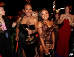 Aktris Sheryl Lee Ralph (a goch) epi Quinta Brunson (a dwat) ki ranpote pri nan seremoni remiz pri Emmy a pou pefomans yo nan seri televize "Abbott Elementary" 12 Sept 2022 nan Los Angeles.