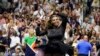 Serena Williams reyaji apre li kale Anett Kontaveit, moun peyi Estoni nan dezyem tou US Open nan, Mekredi 31 Out, 2022. 