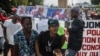 Manifestan pote yon fo sekey nan moman yap pwoteste pou mande jistis pou defen Prezidan Jovenel Moise nan Potoprens, 7 Fevriye 2022. 