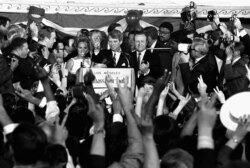 Esta foto del senador Robert F. Kennedy hablando con los trabajadores de la campaña en Los Ángeles se tomó minutos antes de que le dispararan en la madrugada dei 5 de junio de 1968.