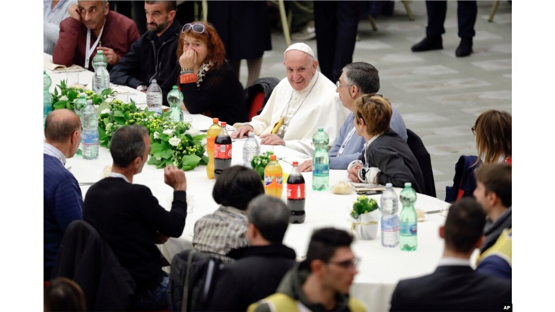 El papa Francisco almuerza con cientos de pobres y desamparados, migrantes y desempleados en el Día Mundial de los Pobres. Nov. 18 de 2018.