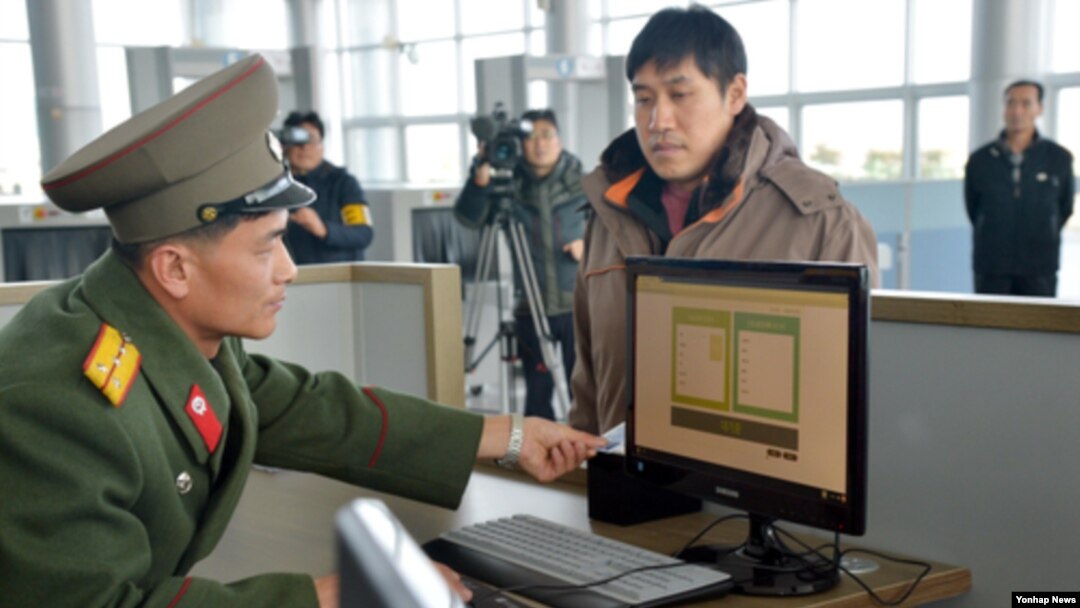 개성공단 전자출입체계(RFID) 시스템이 28일 본격적인 시범 가동에 들어간 가운데 북측 출입사무소의 직원이 전자시스템을 이용해 개성공단 출입 심사를 하고 있다.