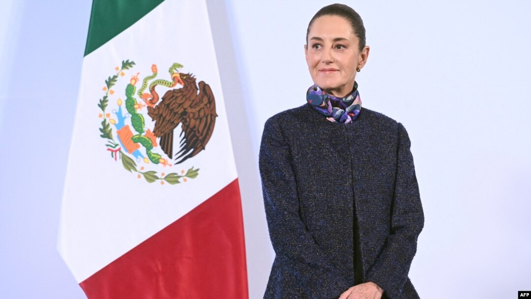 Esta imagen publicada por la Presidencia de México muestra a la presidenta de México, Claudia Sheinbaum, mirando durante su conferencia de prensa diaria en el Palacio Nacional en la Ciudad de México el 28 de noviembre de 2024.