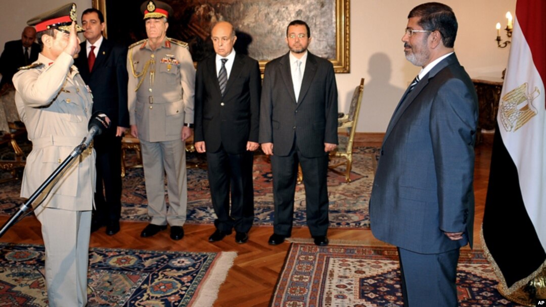 El nuevo ministro de Defensa de Egipto, general Abdel Fatah al-Sissi, presta juramento ante el presidente, Mohamed Morsi.