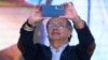 ARCHIVO - El presidente colombiano Gustavo Petro graba un video de simpatizantes durante un mitin en la Plaza Bolívar en Bogotá, Colombia, el 19 de septiembre de 2024.