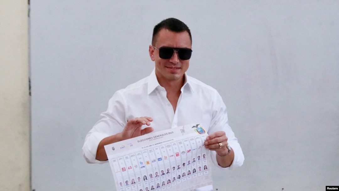 ARCHIVO - El presidente de Ecuador y candidato a la reelección, Daniel Noboa, sostiene su papeleta durante las elecciones, en Olon, Ecuador, el 9 de febrero de 2025. 