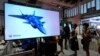 แบบจำลองเครื่องบินรบไอพ่นล่องหน (stealth fighter jet) รุ่นใหม่ของจีน ถูกนำมาแสดงในนิทรรศการเทคโนโลยี World Robot Conference ที่กรุงปักกิ่ง เมื่อเดือนสิงหาคม ปี 2022