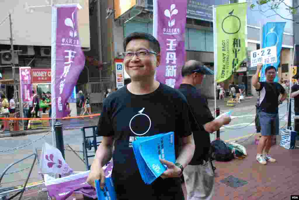 和平佔中發起人陳健民在六四燭光集會場地附近,呼籲市民參與6-22全民投票