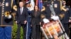 El presidente estadounidense Joe Biden y la vicepresidenta Kamala Harris llegan a un acto durante el Día de los Veteranos en el Cementerio Nacional de Arlington, en Virginia, el 11 de noviembre de 2024. (AP/Mark Schiefelbein)