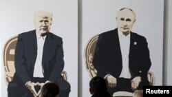 Una obra de arte representa a los presidentes de EEUU, Donald Trump, y de Rusia, Vladimir Putin, en una exposición llamada "Yalta 2.0" , en Yalta, Crimea, el 8 de febrero de 2025.