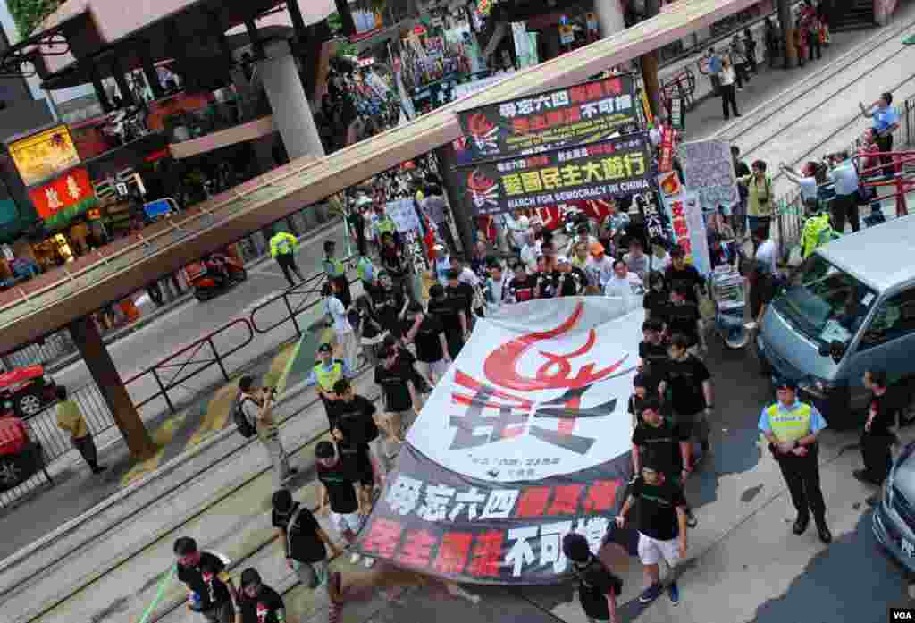香港支聯會主辦的六四23周年大遊行,超過2,100人參加,與去年相若
