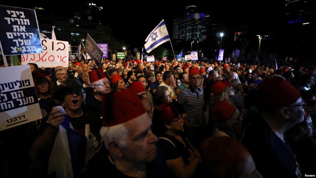 Israelis hold a demonstration against possible legislation reining in the Supreme Court, in Tel Aviv, May 25, 2019.