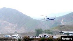 O helicóptero que transportava o Presidente do Irão, Ebrahim Raisi, descola antes de se despenhar, na fronteira entre o Irão e o Azerbaijão