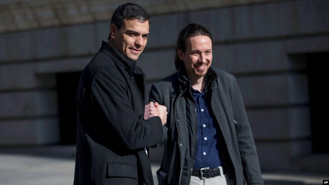 En esta foto de 2016, el líder del PSOE Pedro Sánchez estrecha la mano del líder de Unidas Podemos, Pablo Iglesias.