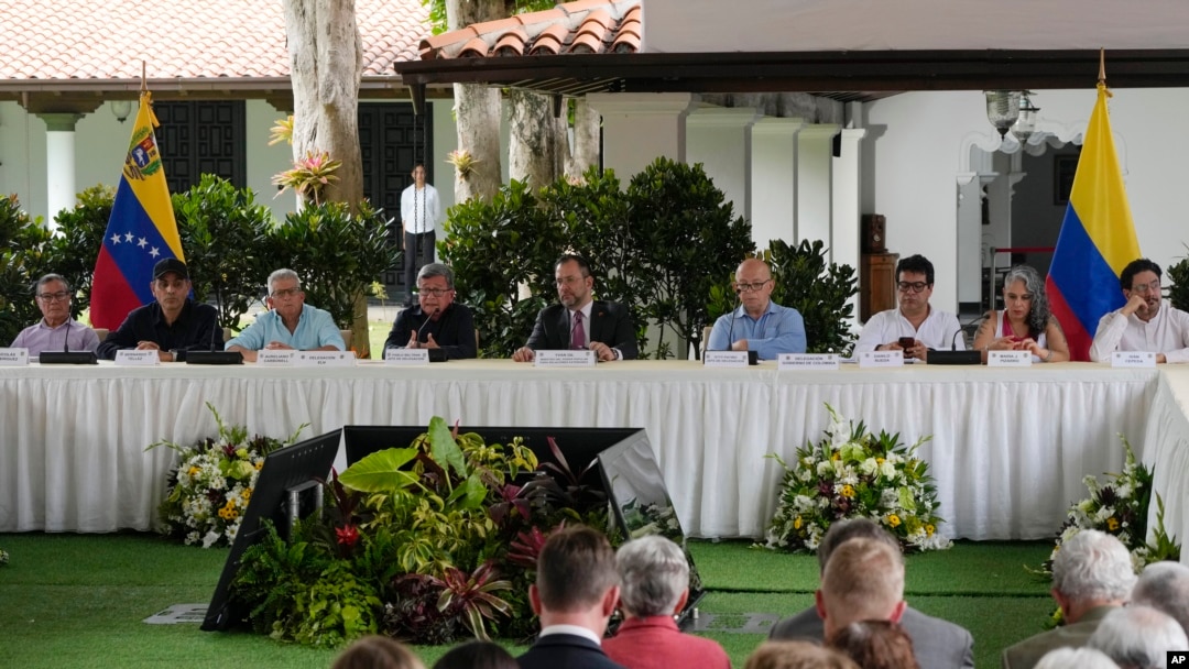 ARCHIVO - Pablo Beltrán, del Ejército de Liberación Nacional (ELN), cuarto desde la izquierda, habla durante el cierre del cuarto ciclo de conversaciones de paz con el gobierno colombiano en el Centro Cultural Aquiles Nazoa en Caracas, Venezuela, el 4 de septiembre de 2023.
