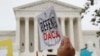 Manifestantes protestan frente a la Corte Suprema de EEUU, el 12 de noviembre de 2019, mientras se escuchan los argumentos orales en el caso de la decisión del entonces presidente, Donald Trump, de poner fin al programa DACA.