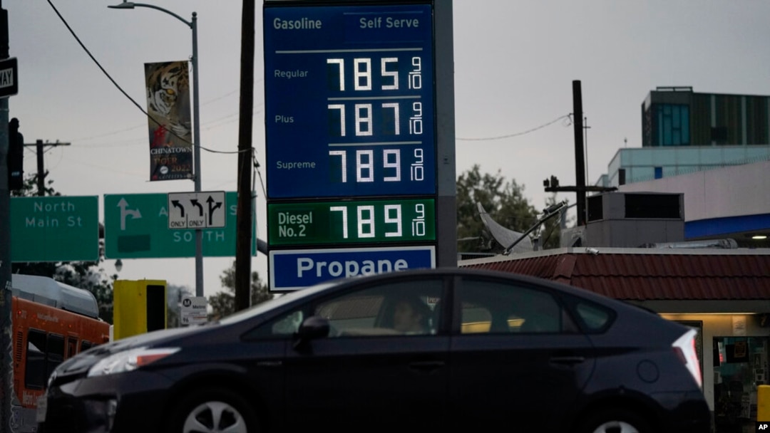 Precios en una gasolinera de Los Ángeles, California, el 16 de junio de 2022.