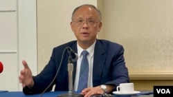 資料照片：台灣行政院政務委員兼經貿總談判代表鄧振中2022年7月1日在華盛頓舉行華文媒體記者會。 （美國之音鍾辰芳拍攝）
