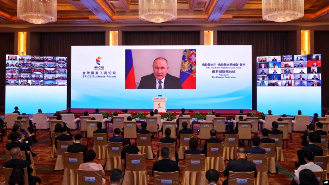 中國新華社提供的這張照片顯示，俄羅斯總統普京在2022年6月22日舉行的金磚國家工商論壇上發表主旨演講。