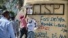 Foto Achiv: Yon gwoup moun manifeste devan Ministè Jistis Ayisyen an, 10 Out 2021. 