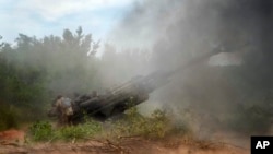 烏克蘭軍人在東部頓涅茨克地區用美國提供的M777型榴彈炮轟擊俄羅斯陣地（2022年6月18日）