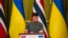 Prezidan Ikrenyen Volodymyr Zelenskyy pandan yon konferans pou lapres, 1 Jiye, 2022 nan vil Kyev. 