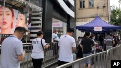 上海市民排队接受新冠病毒核酸检测。（2022年7月6日）