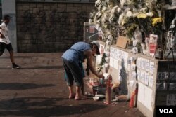 港铁太子站C1出口的街对面，也是旺角警署旁边的被民众用来纪念8.31太子站事件,放眼望去遍地白色鲜花(2019年9月18日，美国之音鸣笛拍摄)