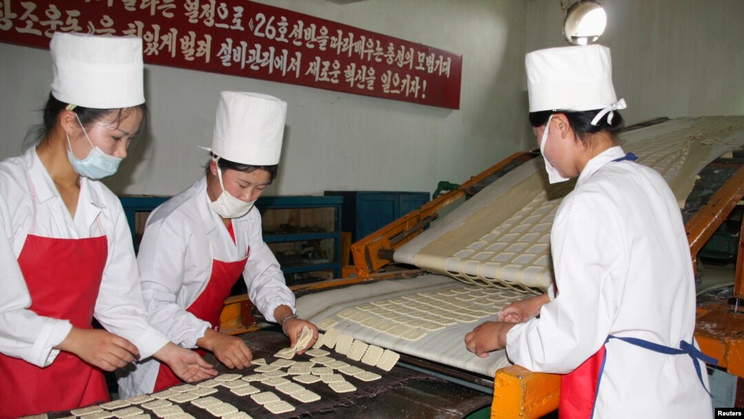 지난 2008년 8월 북한 강원도 문천의 식품 공장에서 유엔 산하 세계식량계획의 지원으로 영양강화식품을 생산하고 있다. (자료사진)
