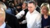 Pastor Andrew Brunson, saye da farar riga