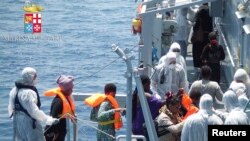 獲救船民正在登上意大利海岸警衛隊船隻
