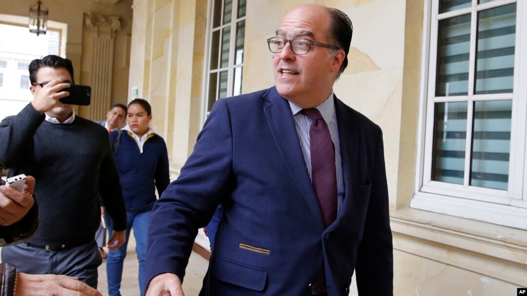 Julio Borges, presidente de la Asamblea Nacional de Venezuela, quien reside en el exilio en Colombia, llega en Bogotá a una reunión con el presidente del Senado colombiano Ernesto Macías. Miércoles 8 de agosto de 2018. Foto:
AP/Ernesto Vergara