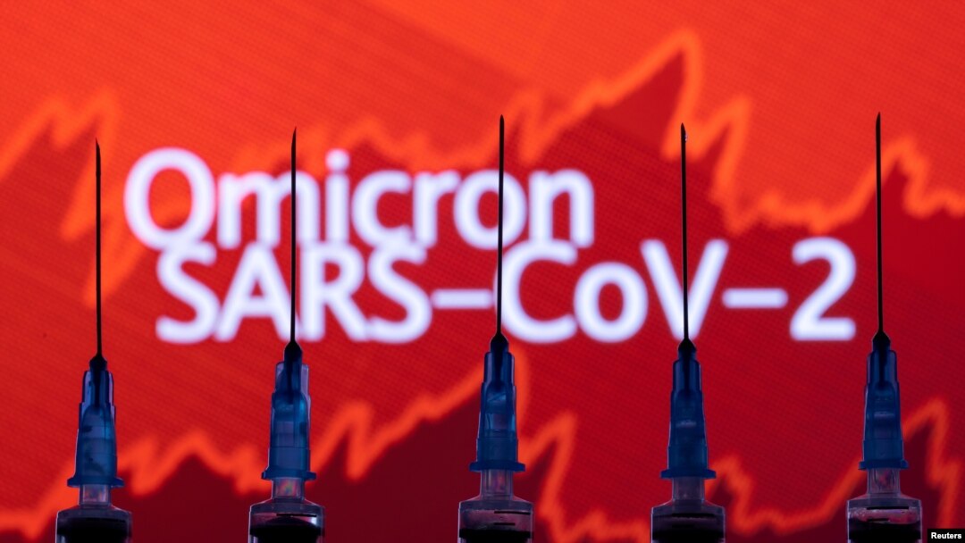 Jeringuillas con agujas se ven frente a un gráfico de valores y las palabras "Omicron SARS-CoV-2" en esta ilustración tomada el 27 de noviembre de 2021. [Foto de archivo]
