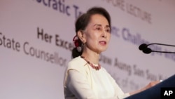 緬甸領導人昂山素姬在東南亞研究所組織的第43屆新加坡講座上發表題為“緬甸民主轉型：挑戰和前進方向”的講話（2018年8月21日）