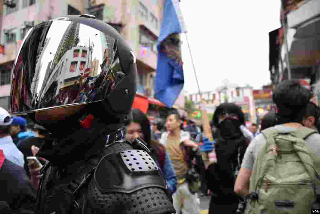 有示威者戴上頭盔。(美國之音湯惠芸攝)