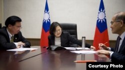 台灣總統蔡英文與美國總統當選人川普進行越洋電話 ( 台灣總統府提供）