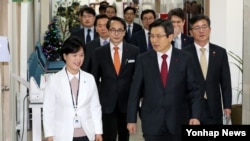 황교안 한국 대통령 권한대행 국무총리(가운데 오른쪽)가 10일 경기도 안성시 북한 이탈주민 정착지원사무소의 의료시설을 홍용표 통일부 장관 등과 함께 둘러보고 있다. 