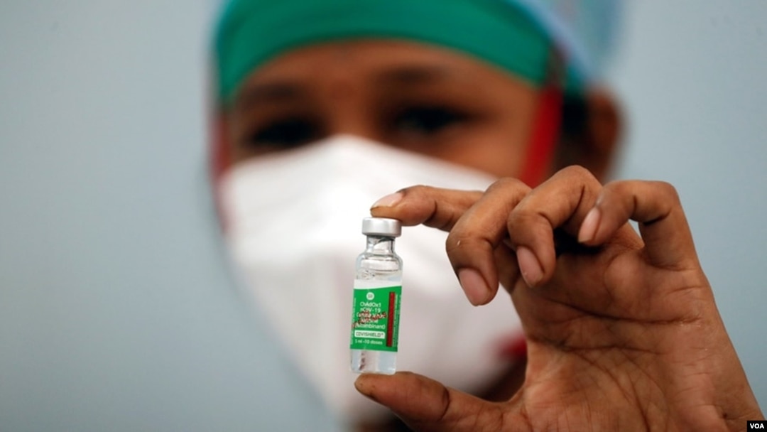 Una enfermera muestra un frasco de Covishield, la vacuna de AstraZeneca que ha sido avalada por Europa y la OMS, en una imagen del 2 de febrero de 2021.