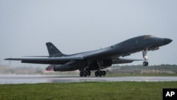 美國空軍B-1B槍騎兵型轟炸機從美國關島起飛