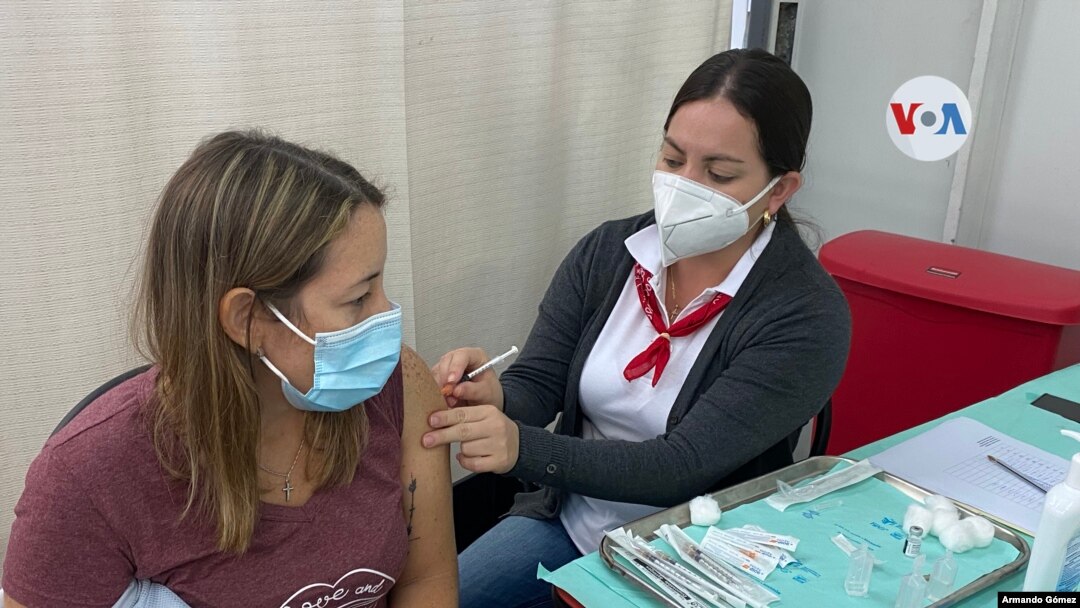 El ritmo de vacunación contra el COVID-19 se ha diferenciado en Latinoamérica por los suministros, número de población y campañas dirigidas para optimizar los insumos. En imagen trabajadora del Seguro Social de Costa Rica aplica vacuna. [Foto de archivo]