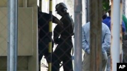 涉嫌杀害一名菲律宾变性人的美国海军陆战队上等兵斯科特•彭伯顿被送至菲律宾阿奎纳多军营看押。（2014年10月22日）