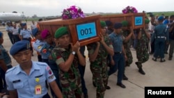 印尼軍人將亞航空難死者的棺木遺體送往印尼泗水市。